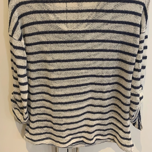 A Joe Fresh 3/4 sleeve shirt that’s loose at the neck. - Picture 3 of 6